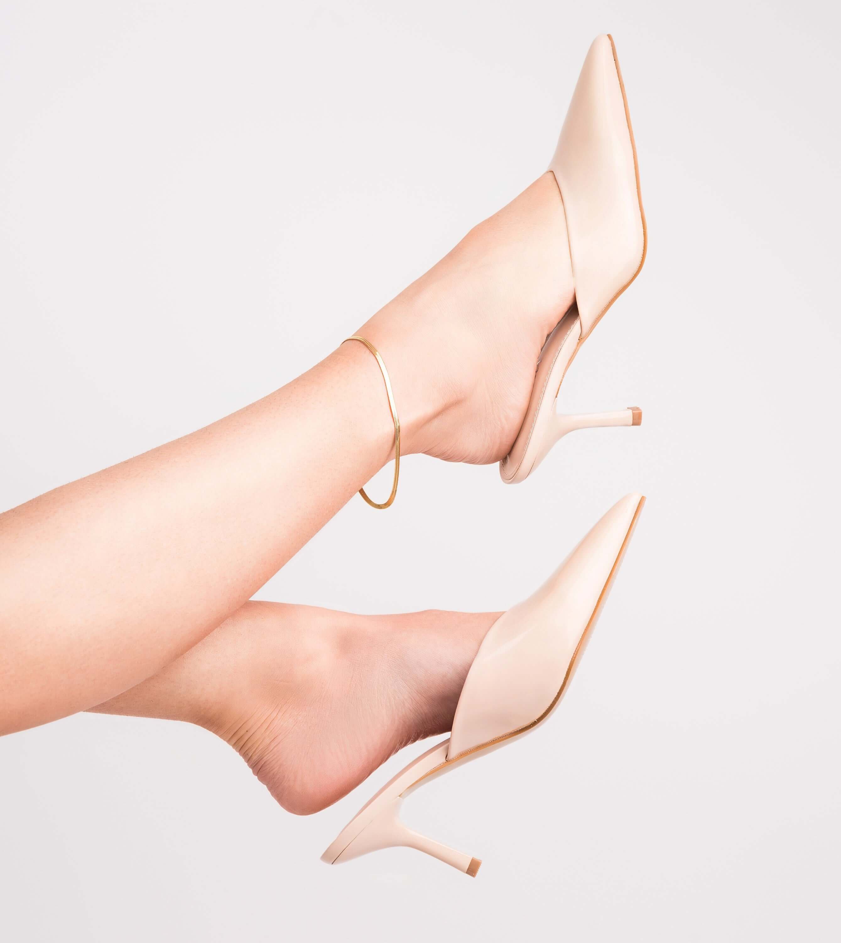 Layla Gold Herringbone Anklet worn with nude high heel shoes, showcasing a stylish summer look by ARIIRA.