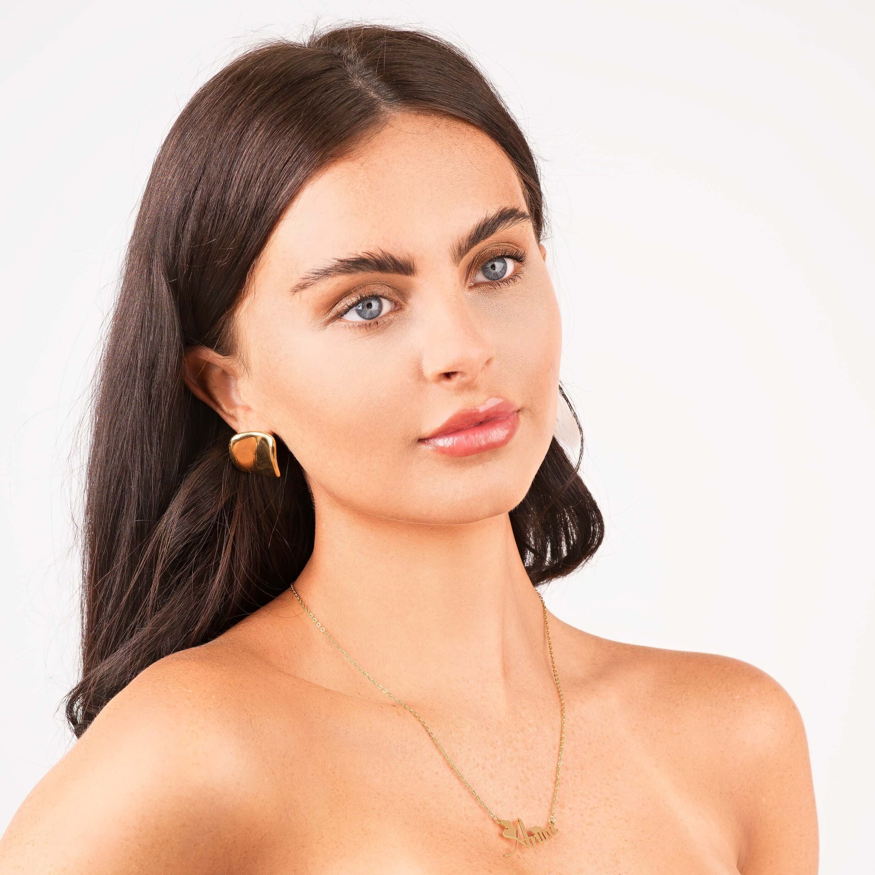 Gold Amira Custom Name Necklace with name ARIIRA worn by a model, showcasing personal style and elegance.