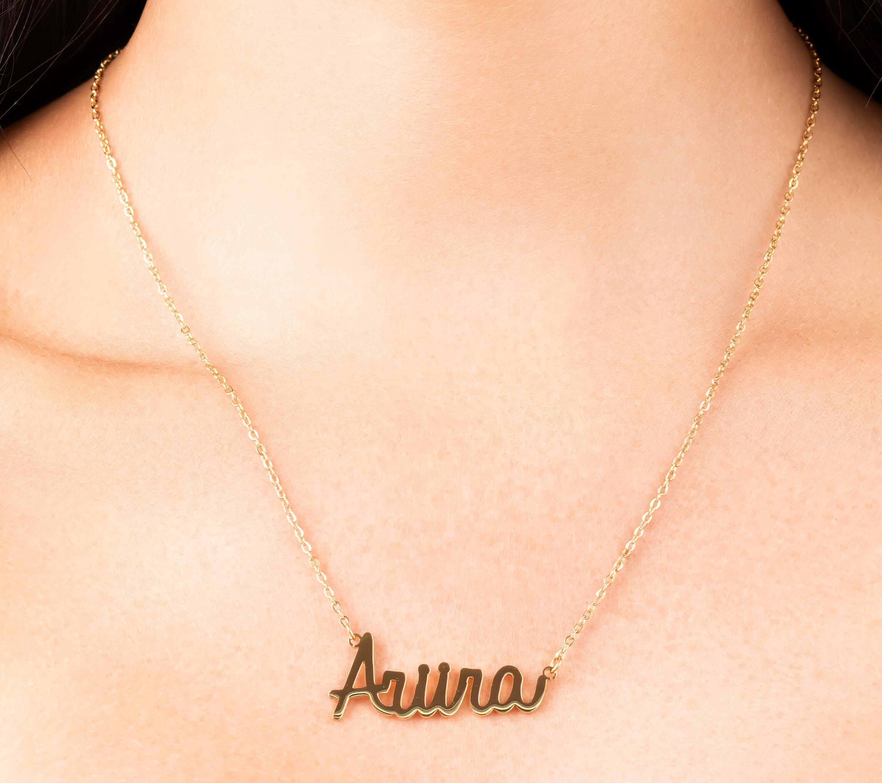 Zayna Custom Name Necklace featuring the name 'Aura' in elegant script font on a fine gold chain.