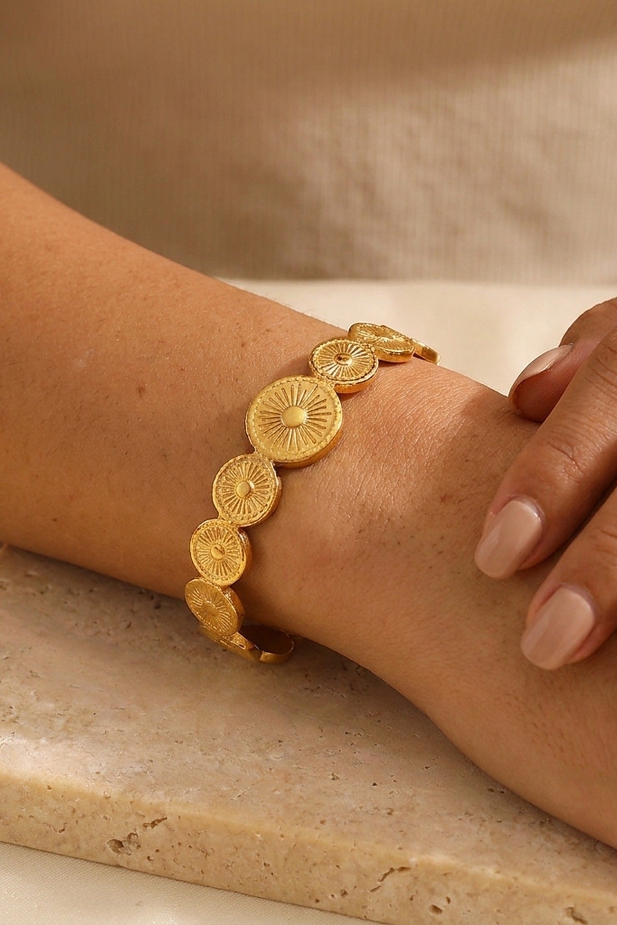gold Jandu Round Geo Bracelet